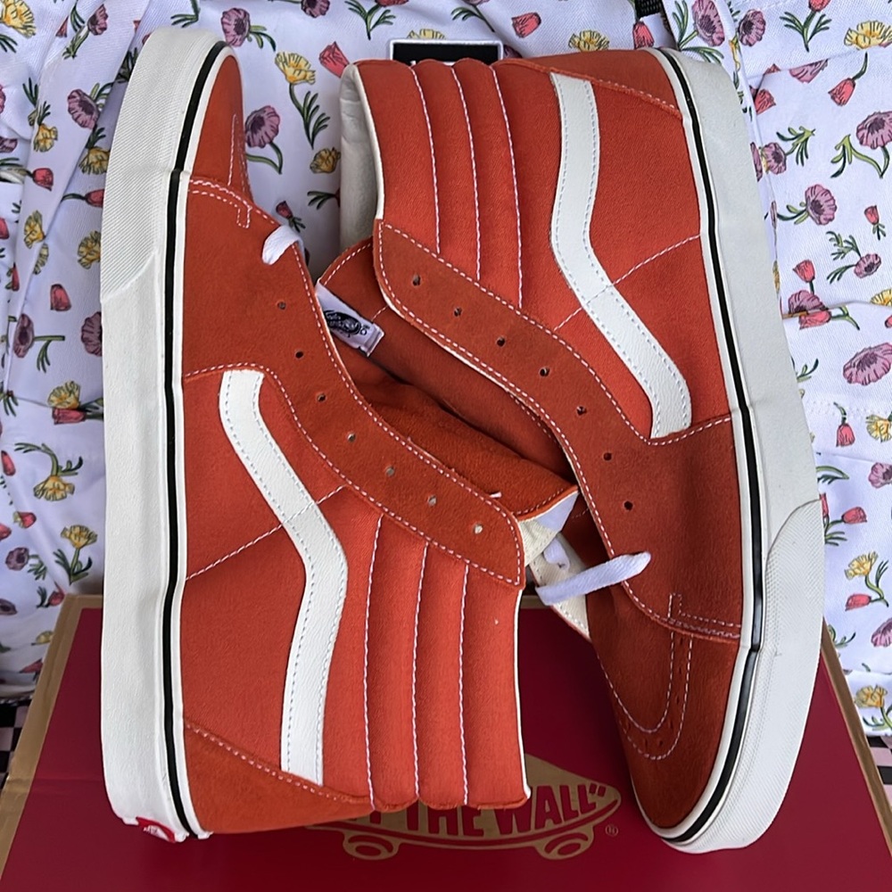 Vans WMNS Sk8-Hi
Color Theory Burnt Ochre
VN0005U9GWP
Sneakers - Picture 12 of 16
